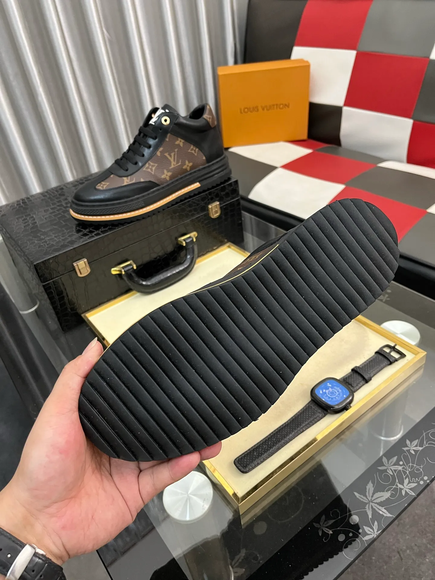 Men's shoes💰: 420⌚️⌚️"LOUI* VUITTO*" popular men's casual shoes, genuine Italian development💯purchase level quality✔️The upper is made of first-layer cowhide, comfortable and soft sheepskin foot pads⚡️Fashionable and versatile. The toe last shape is firm and full, and the soles are made from LV original molds and can be moved in and out of the counter at will. Light and comfortable on the foot~purely handmade, details determine quality! Size:38-442️⃣Colors available